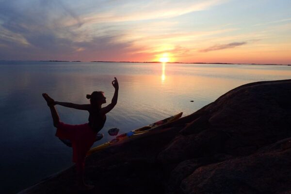 ElinMaria'silhuett som gör yoga vid havet