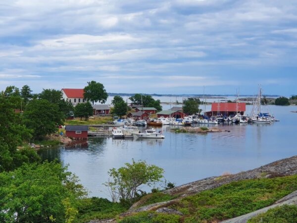 En vacker utsikt över byn Aspö med många båtar.