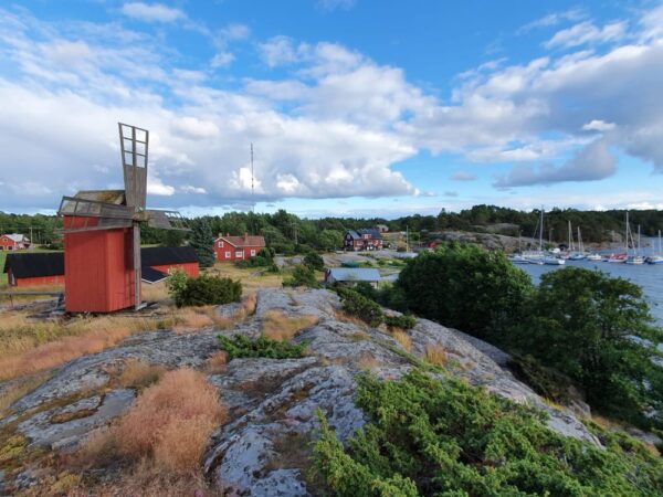 En gammal väderkvarn och stenar en vacker dag i Nötö